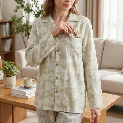 Loungewear-Set mit hellem Blumenmuster und dezentem Vichy-Karo und Knöpfen - image 3