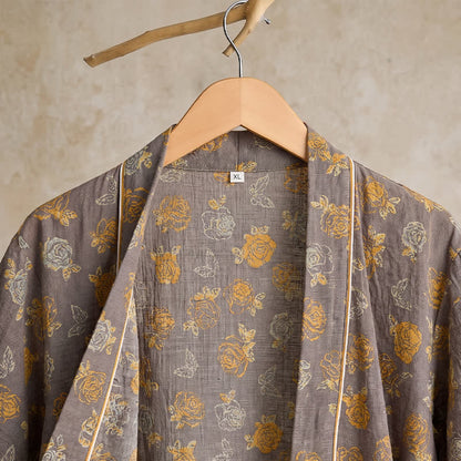 Taupe-gelber Kimono-Bademantel mit Vintage-Blumenmuster - image 3