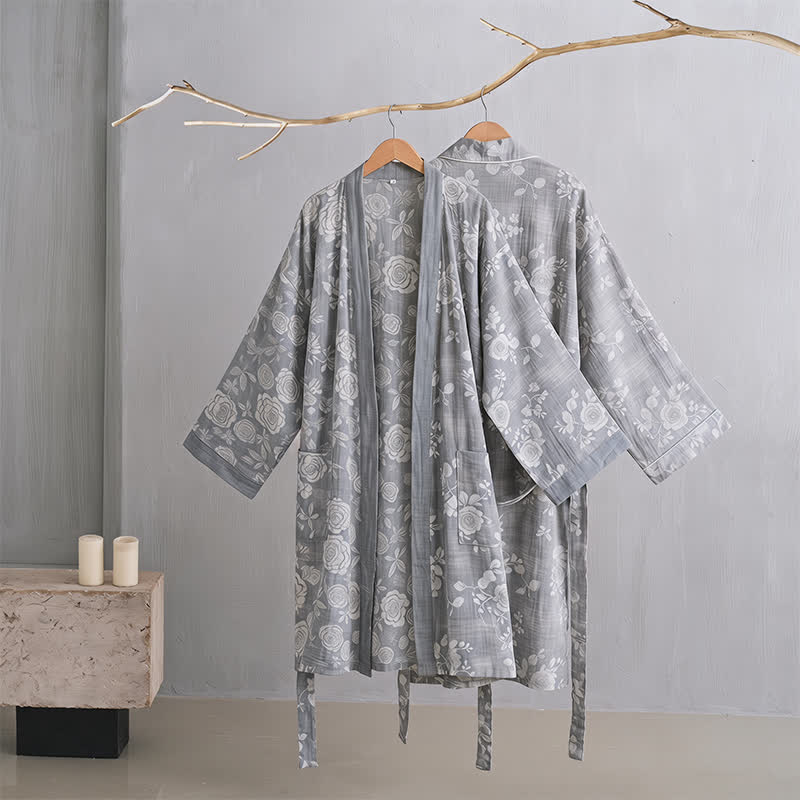 Kimono-Bademantel aus Baumwolle mit staubblauem Rosenmuster - image 2