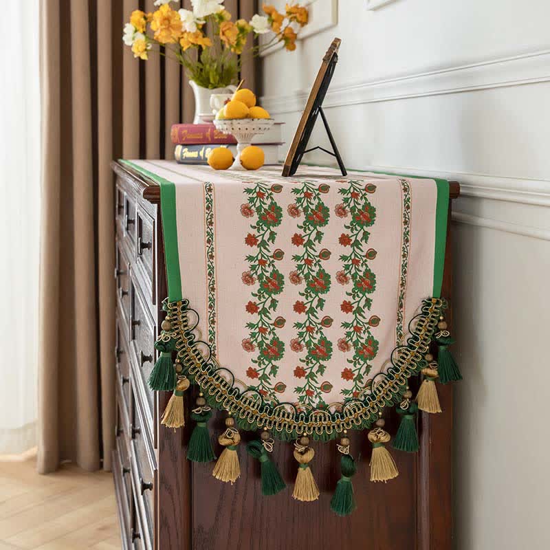 Eleganter Tischläufer mit Blumenmuster und Quastenbesatz - image 1