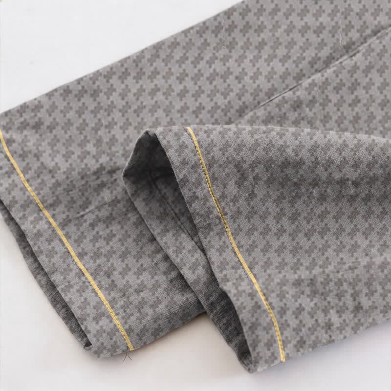 Graues Loungewear-Set mit geometrischem V-Ausschnitt - image 4