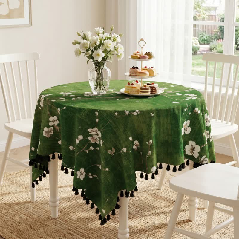 Vintage Tischdecke mit weißem Pflaumenblütenmuster und Quasten - image 1