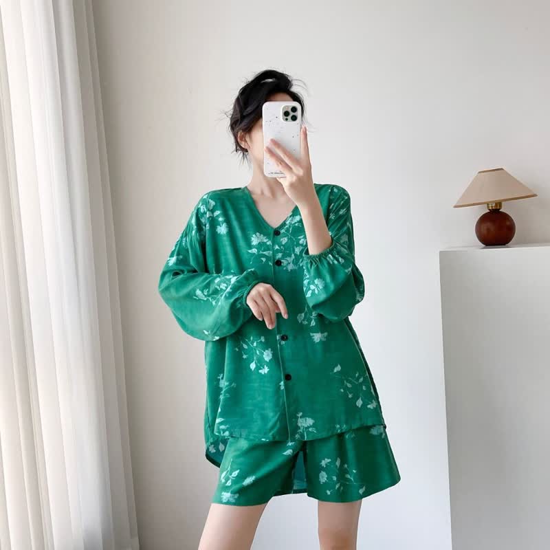 Damenpyjama mit botanischem Blumenmuster und Knopfleiste - image 6
