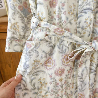 Kimono-Bademantel aus geblümtem Baumwollgaze mit Tasche - image 7