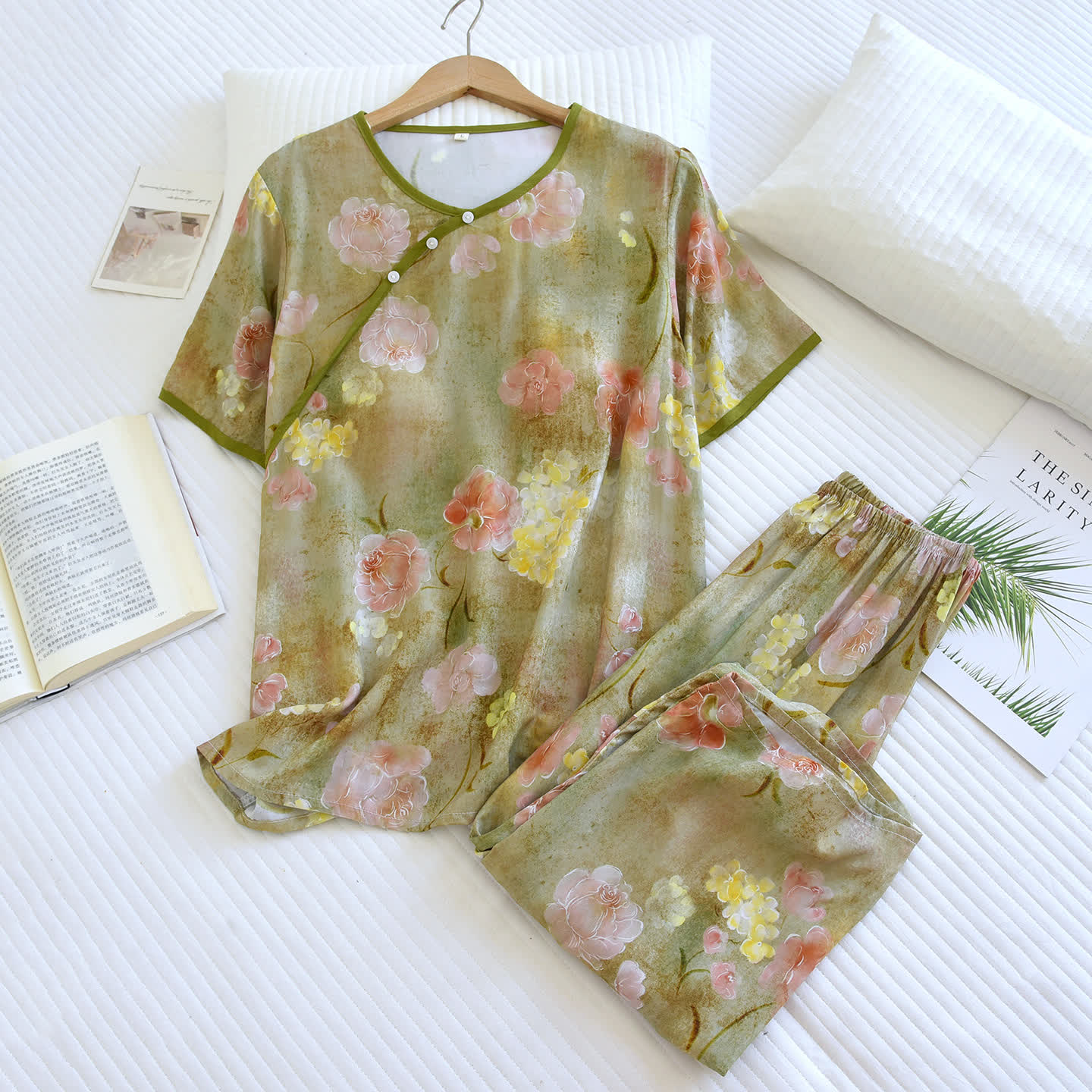 Botanischer, wattierter Capri-Pyjama-Set aus Viskose - image 1