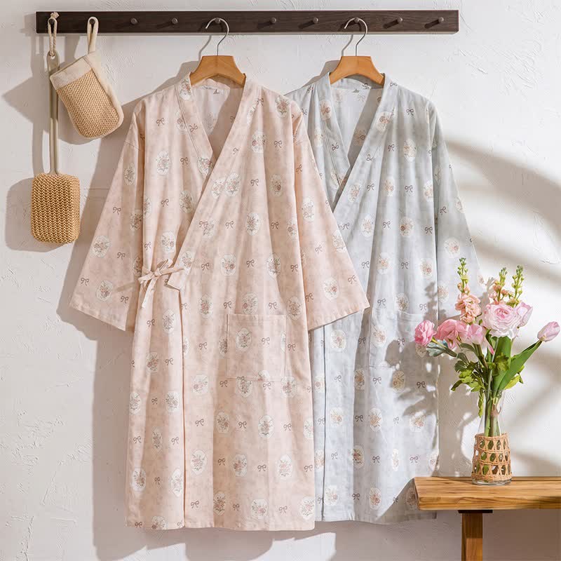 Kimono-Bademantel aus Baumwolle mit gerahmter Rose und Schleife - image 0