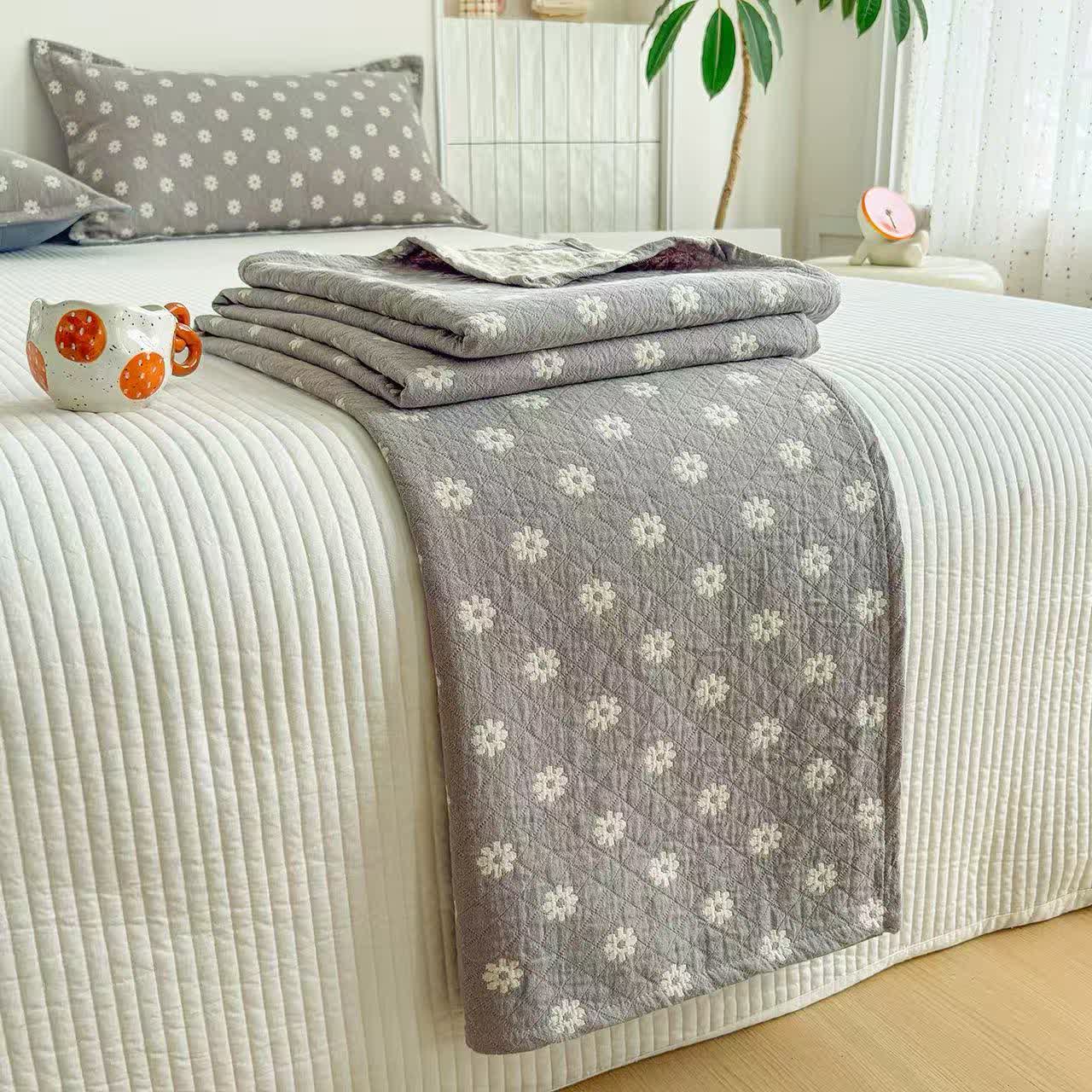 Graue Baumwoll-Steppdecke mit Blumenmuster und Jacquard-Muster - image 4