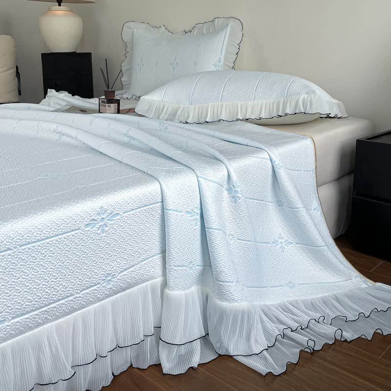 Set mit Rüschen-Tagesdecke mit vertikalem Blumenmuster - image 1
