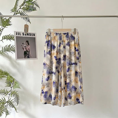 Kurze Loungehose mit künstlerischem Print - image 1