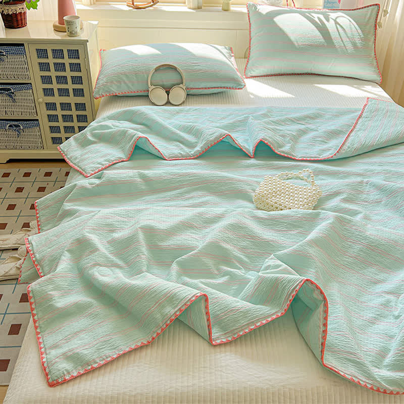 Steppdecke aus geknitterter Baumwolle mit mintfarbenen Streifen und abgesetztem Besatz - image 1