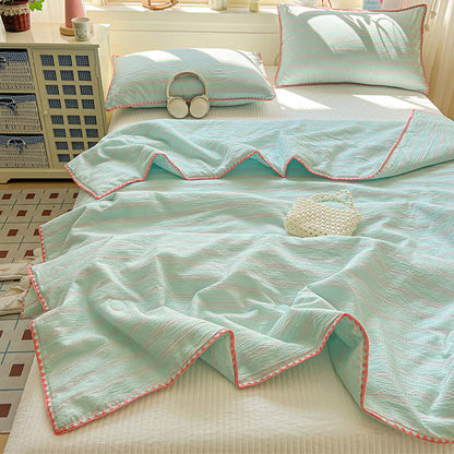 Steppdecke aus geknitterter Baumwolle mit mintfarbenen Streifen und abgesetztem Besatz - image 1