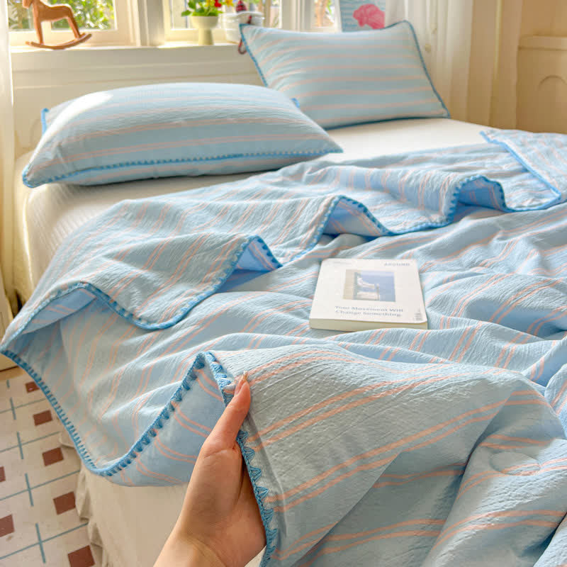 Steppdecke aus geknitterter Baumwolle mit mintfarbenen Streifen und abgesetztem Besatz - Blau - Königin - image 6