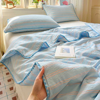 Steppdecke aus geknitterter Baumwolle mit mintfarbenen Streifen und abgesetztem Besatz - Blau - Königin - image 6