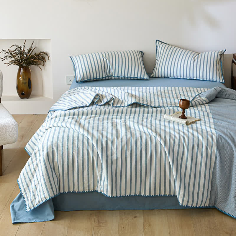 Zweifarbige Baumwollbettwäsche-Set mit Muschelkantenstreifen - image 1