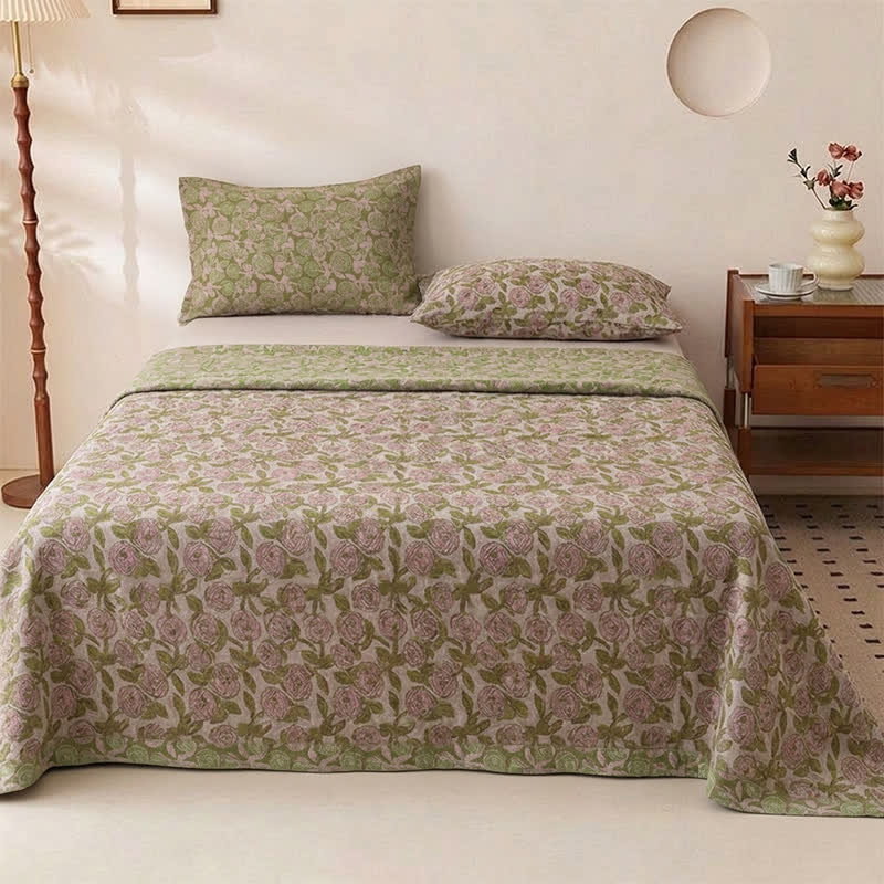 Gemütliche Tagesdecke aus Baumwolle mit Blumenmuster im Landhausstil - Tagesdecke mit 2 Kissenbezügen - König - image 0