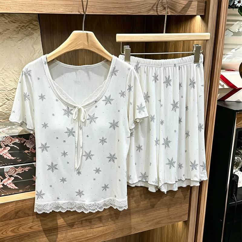 Loungewear-Set mit elfenbeinfarbenen Streifen und Spitzenbesatz - image 4