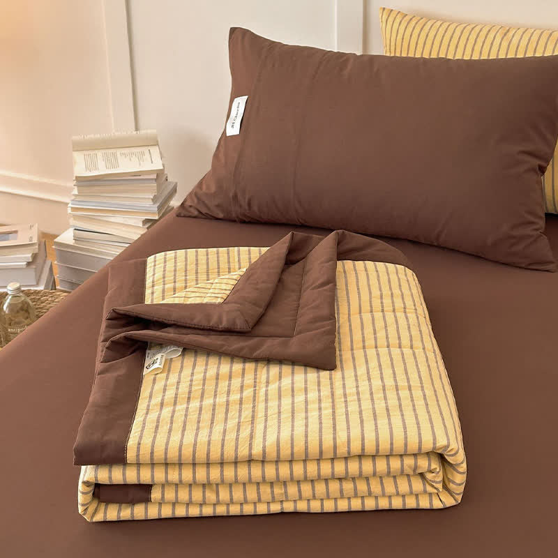 Gemütliches zweifarbig gestreiftes Baumwoll-Bettwäscheset im Landhausstil - image 7
