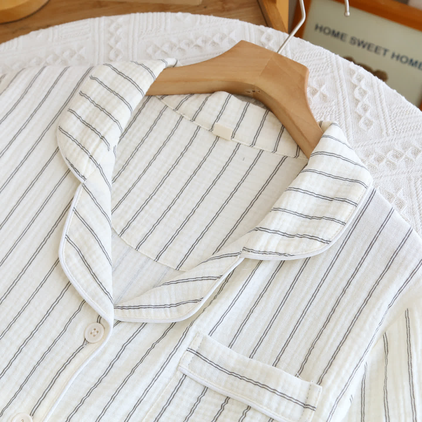 Lässiges Sommer-Loungewear-Set mit Streifen und Camp-Kragen - image 4