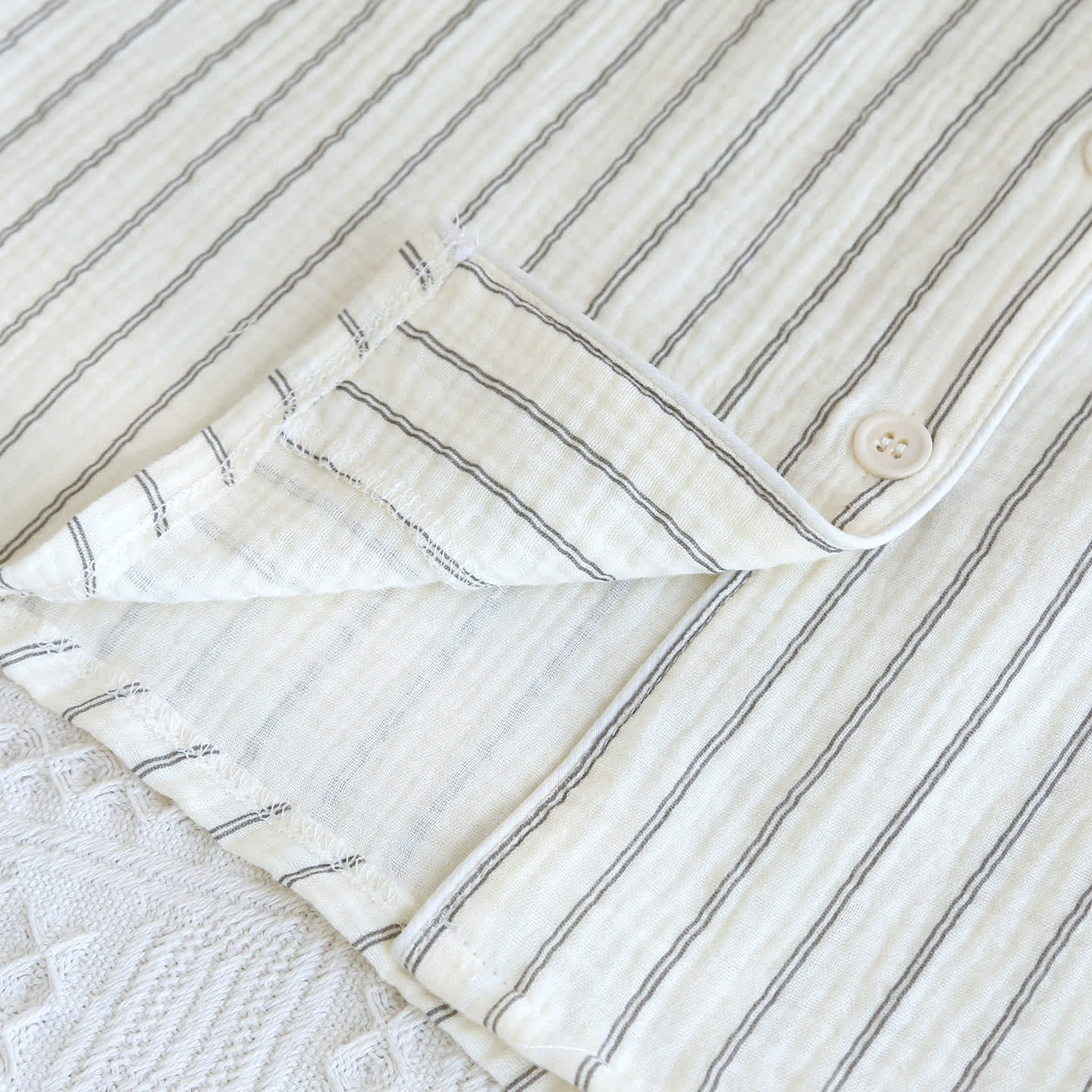 Lässiges Sommer-Loungewear-Set mit Streifen und Camp-Kragen - image 9