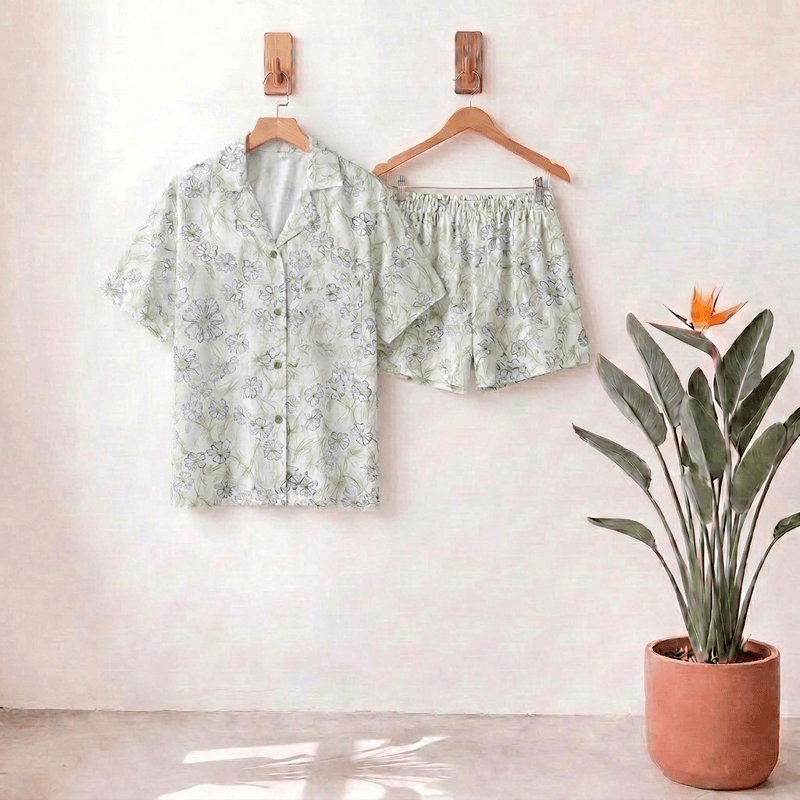 Loungewear-Set aus mintfarbenen Satinshorts mit Blumenmuster und Knopfleiste - Honigmelone - L - image 0