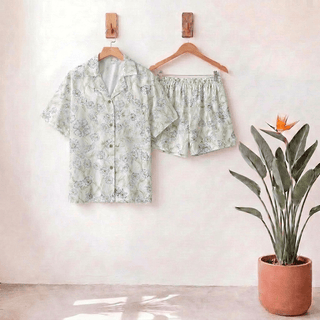 Loungewear-Set aus mintfarbenen Satinshorts mit Blumenmuster und Knopfleiste - Honigmelone - L - image 0