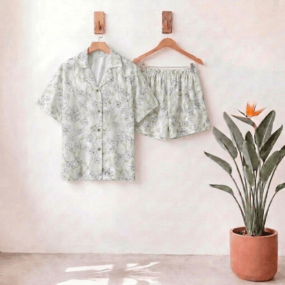 Loungewear-Set aus mintfarbenen Satinshorts mit Blumenmuster und Knopfleiste - Honigmelone - L - image 0