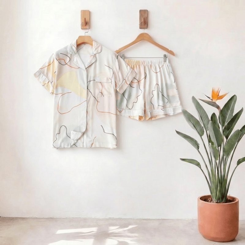 Loungewear-Set aus Satin mit abstraktem Print und kurzen Ärmeln - Weißer Rauch - XXL - image 0