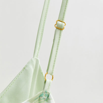 Loungewear-Set aus mintfarbenem Satin-Rüschen-Top und geblümten Shorts - image 4