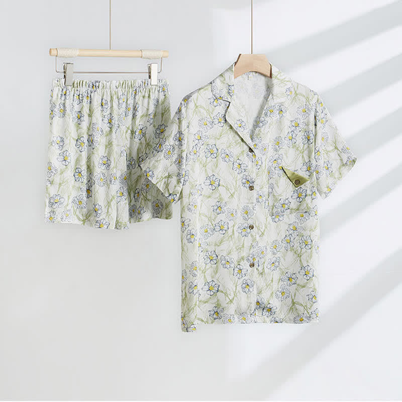 Loungewear-Set aus mintfarbenen Satinshorts mit Blumenmuster und Knopfleiste - image 1
