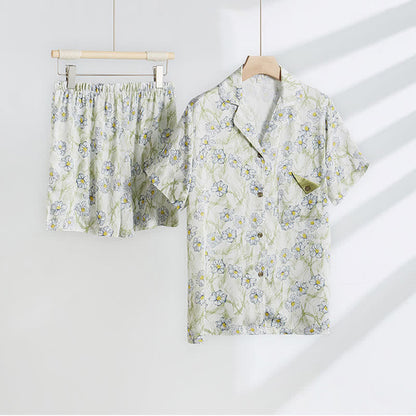 Loungewear-Set aus mintfarbenen Satinshorts mit Blumenmuster und Knopfleiste - image 1