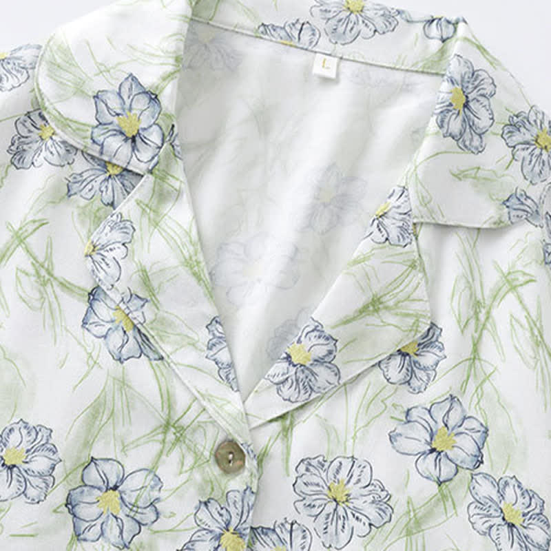Loungewear-Set aus mintfarbenen Satinshorts mit Blumenmuster und Knopfleiste - image 2