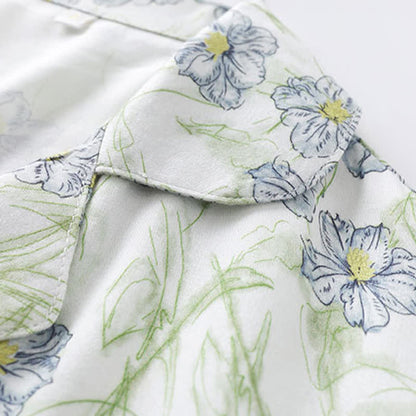Loungewear-Set aus mintfarbenen Satinshorts mit Blumenmuster und Knopfleiste - image 3