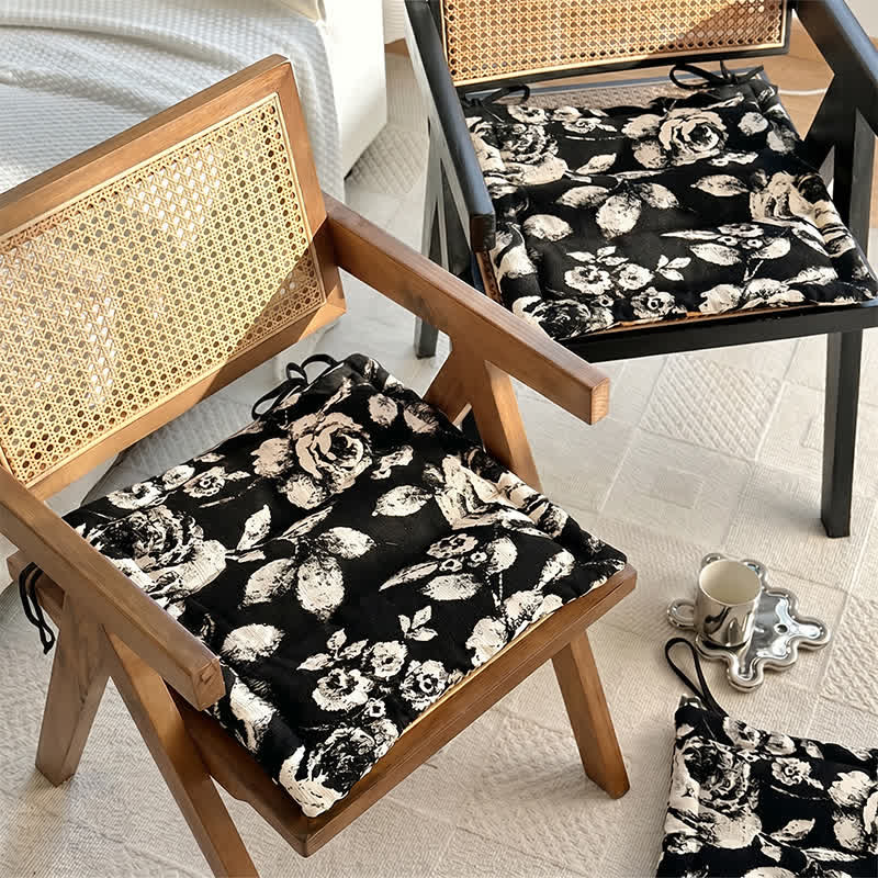Stuhlkissen aus schwarzem und weißem Chenille mit Vintage-Blumenmuster - image 1