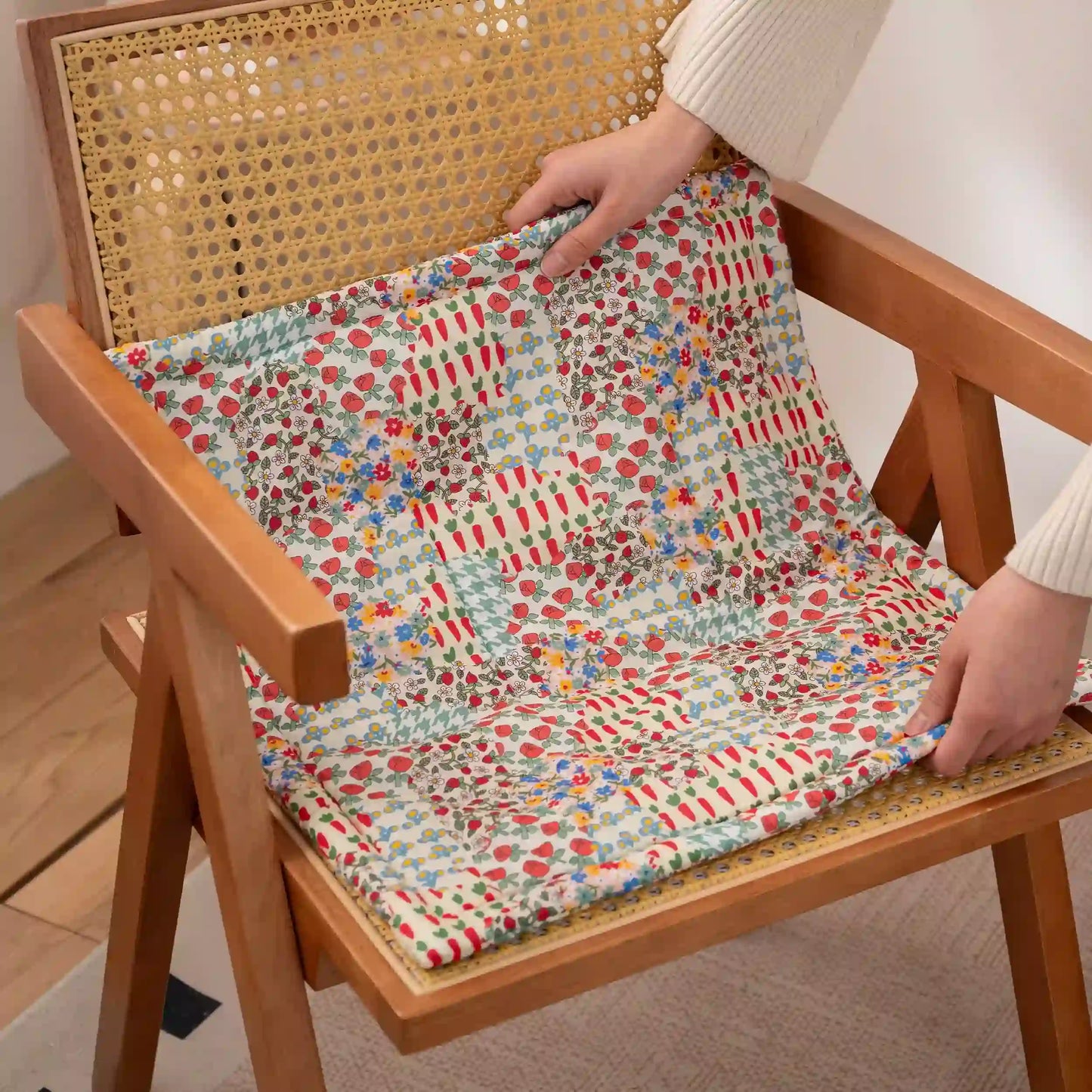 Stuhlkissen mit floralem Patchwork-Muster im Landhausstil - Mehrfarbig - 17,7" x 17,7" - image 0