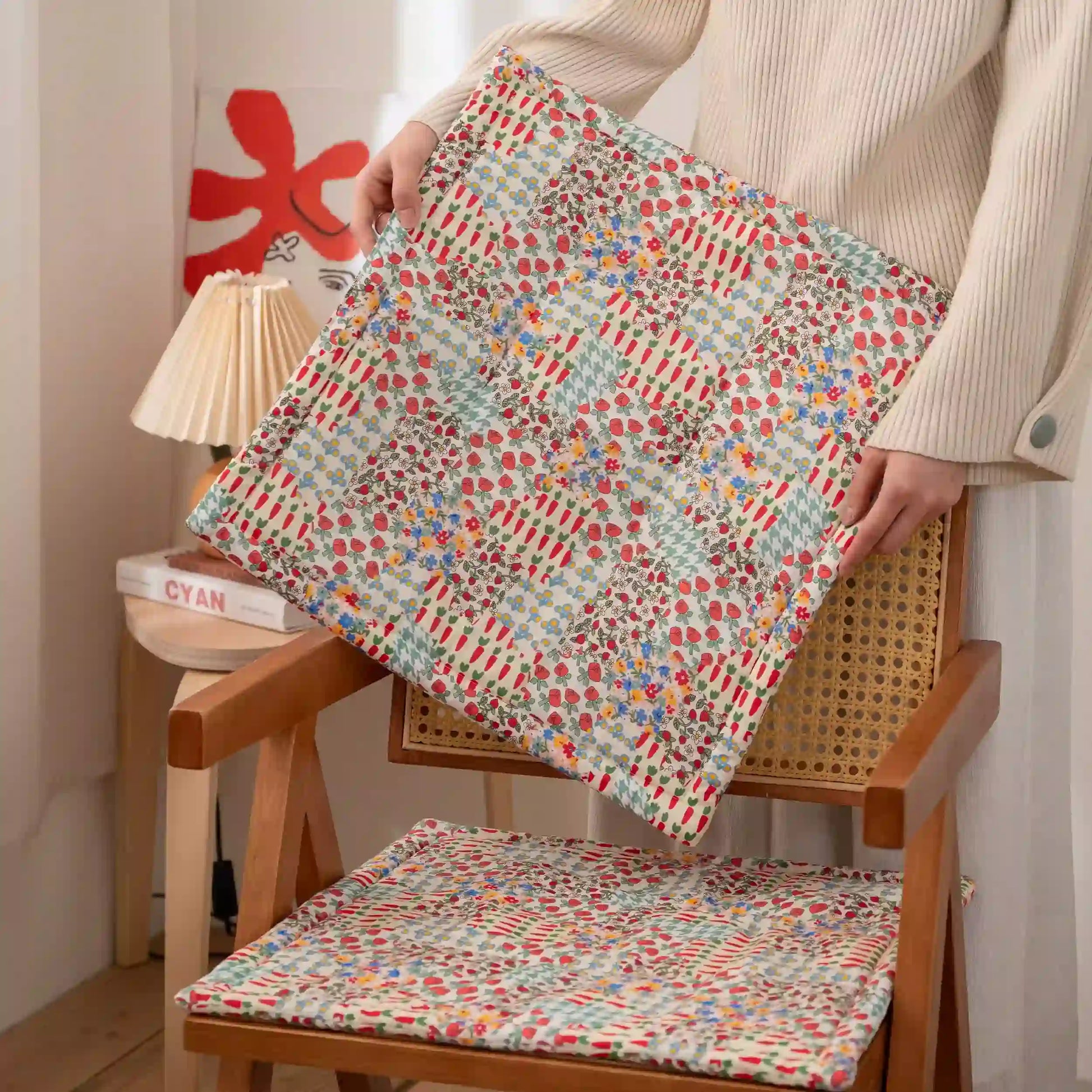 Stuhlkissen mit floralem Patchwork-Muster im Landhausstil - image 1