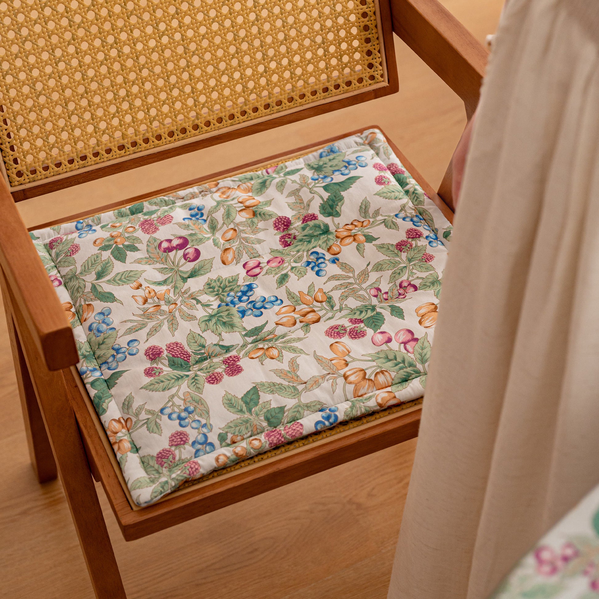 Vintage Stuhlkissen mit Obst- und Blumenmuster - image 1