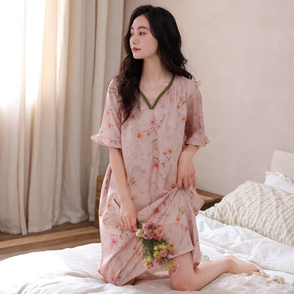 Lounge-Kleid aus Lyocell mit Blumenmuster, V-Ausschnitt und Rüschenärmeln - image 1