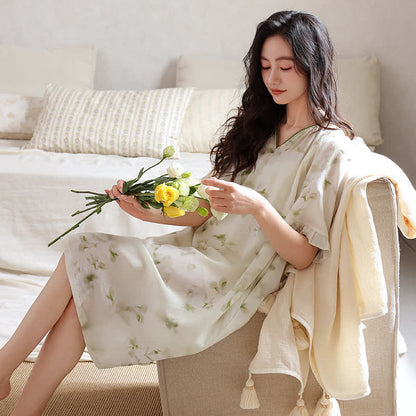 Romantisches, geblümtes Lyocell-Loungewear-Schlafkleid mit V-Ausschnitt - image 1