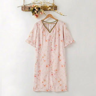 Lounge-Kleid aus Lyocell mit Blumenmuster, V-Ausschnitt und Rüschenärmeln - Hellrosa - XXXL - image 0