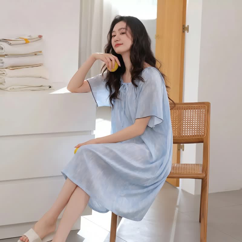 Luftiges blaues Lounge-Kleid aus Lyocell mit Bindekragen - image 3