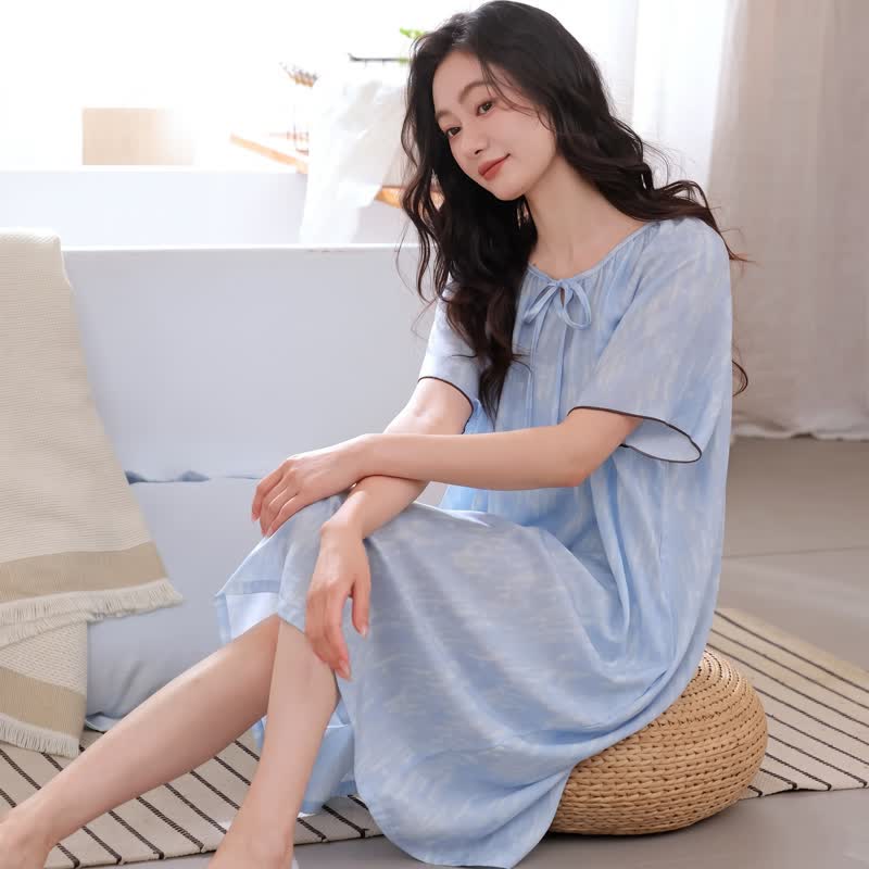 Luftiges blaues Lounge-Kleid aus Lyocell mit Bindekragen - image 1