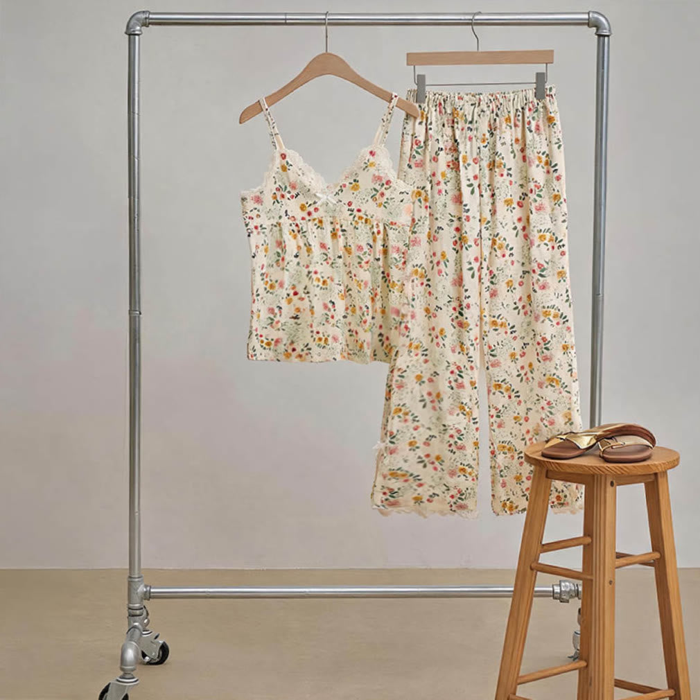 Romantisches Lounge-Set aus geblümtem Camisole und Knöchelhose - image 1