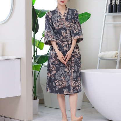 Kimono-Bademantel aus floralem Gaze mit Dreiviertelärmeln - image 1