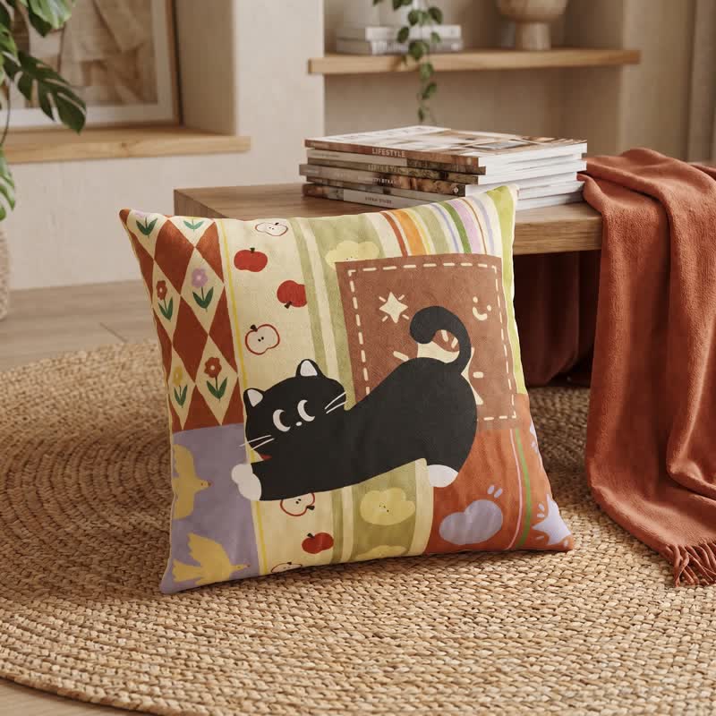 Dekoratives Kissen mit verspieltem Patchwork-Muster und schwarzer Katze - image 1