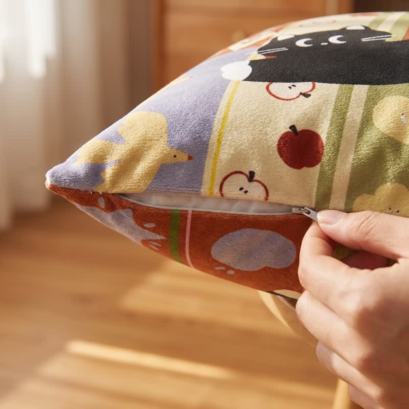 Dekoratives Kissen mit verspieltem Patchwork-Muster und schwarzer Katze - image 4