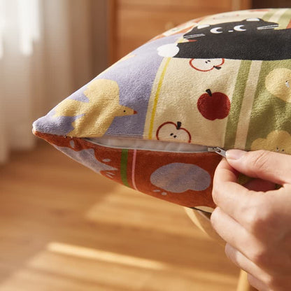 Dekoratives Kissen mit verspieltem Patchwork-Muster und schwarzer Katze - image 4