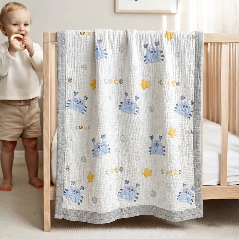 Babydecke mit blauem Krabbenmuster aus Lyocell, gesteppt - Weiß & Blau - Zwillinge - image 0