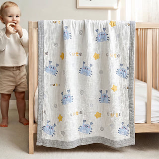 Babydecke mit blauem Krabbenmuster aus Lyocell, gesteppt - Weiß & Blau - Zwillinge - image 0