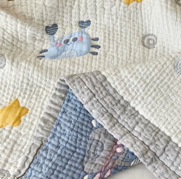 Babydecke mit blauem Krabbenmuster aus Lyocell, gesteppt - image 5