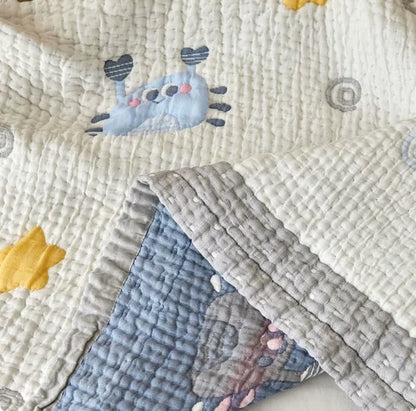Babydecke mit blauem Krabbenmuster aus Lyocell, gesteppt - image 5